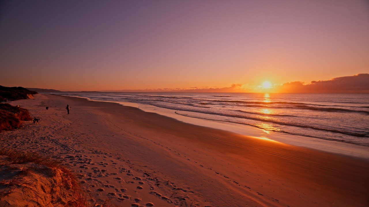 Clear Sky Sunset on a Sandy Beach with Gentle Ocean Waves | Relaxing ASMR for Deep Sleep | 3H in 4K