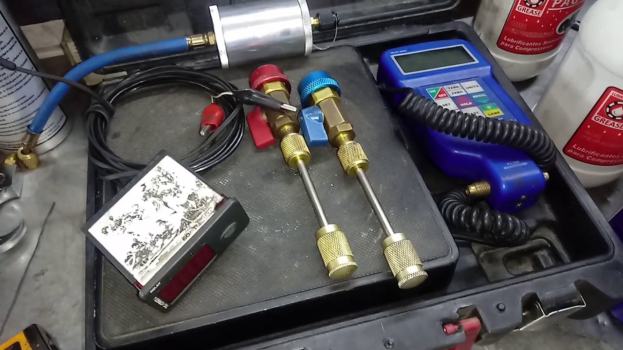Ferramentas para trabalhar com ar condicionado automotivo.