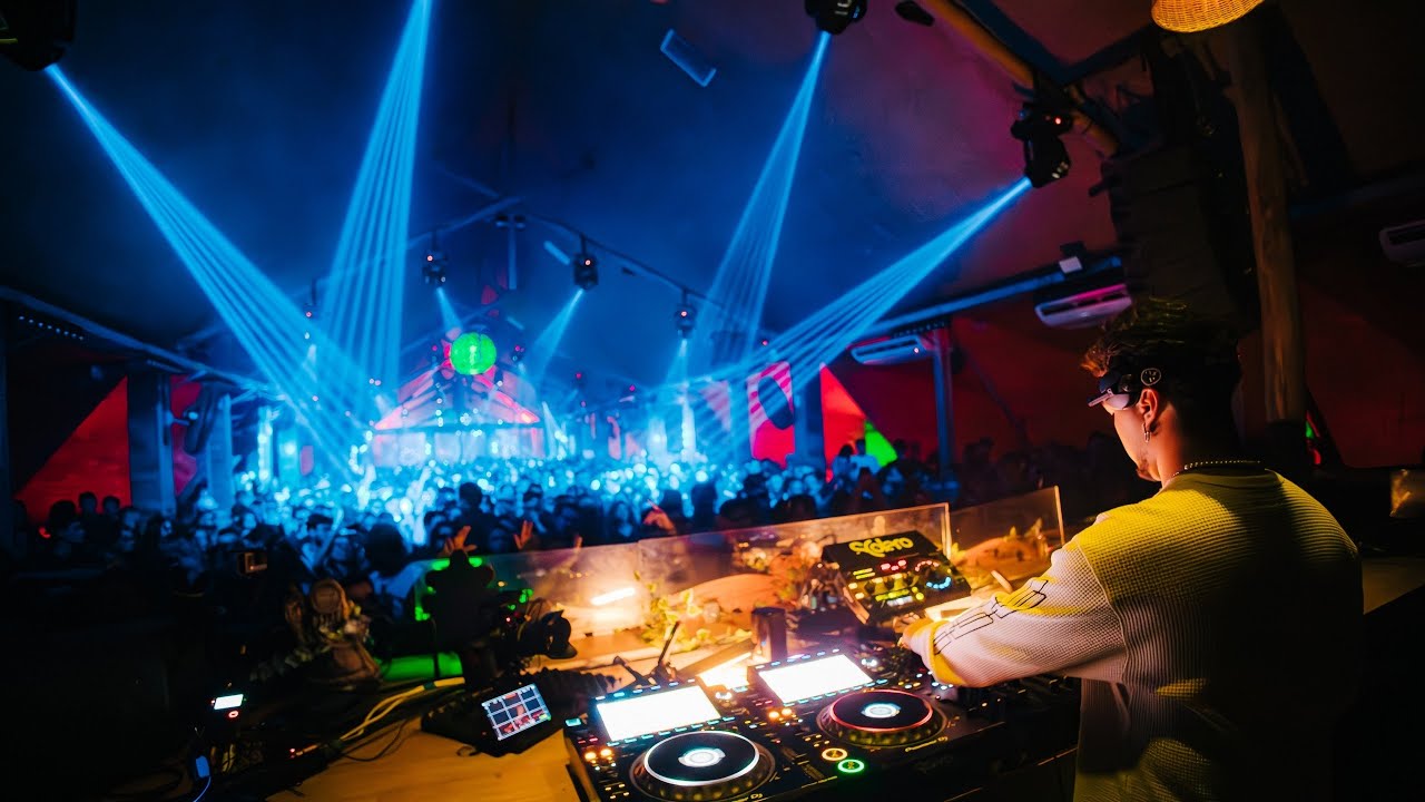 Cour T. Live @ Warung Beach Club, Itajaí, Brazil [Full Set]
