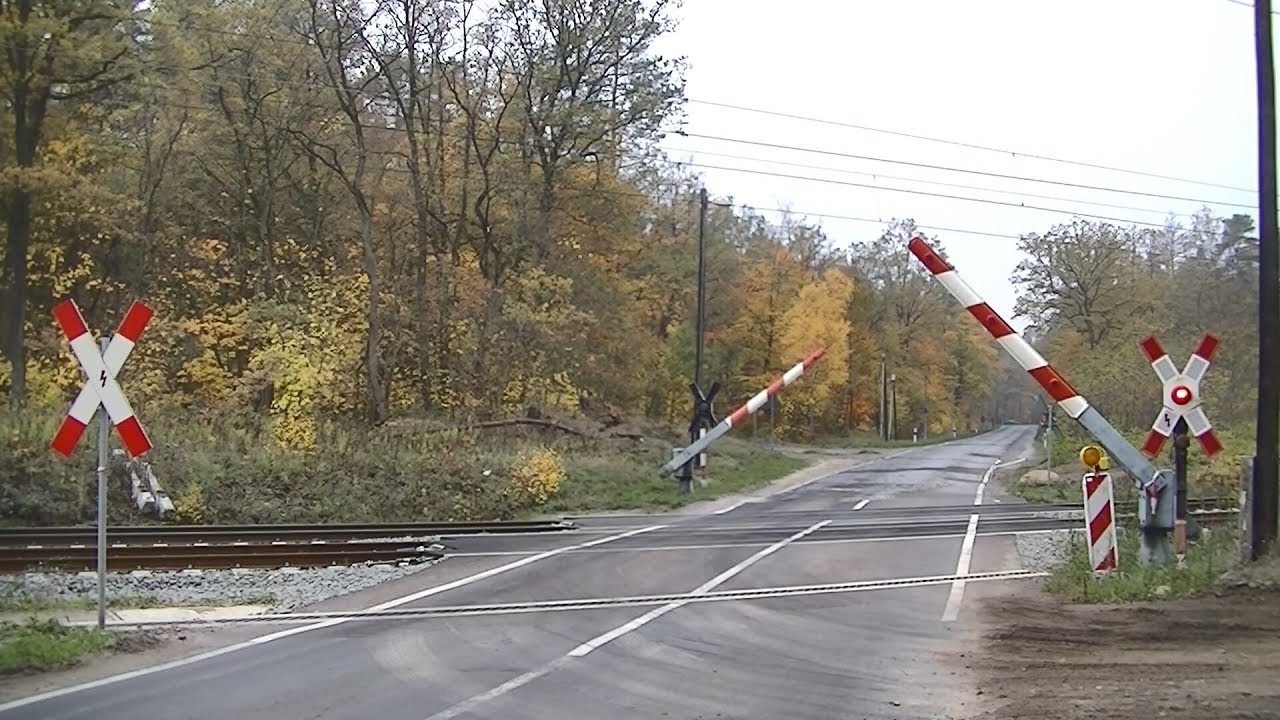 Spoorwegovergang Dessau-Roßlau (D) // Railroad crossing // Bahnübergang