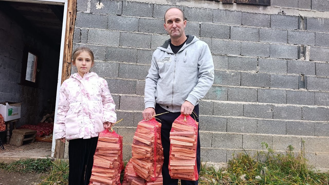 S TEŠKOM BOLESTI RADI I BORI SE -LJETI BERE LJEKOVITO BILJE A ZIMI PRODAJE LUČ ZA POTPALU
