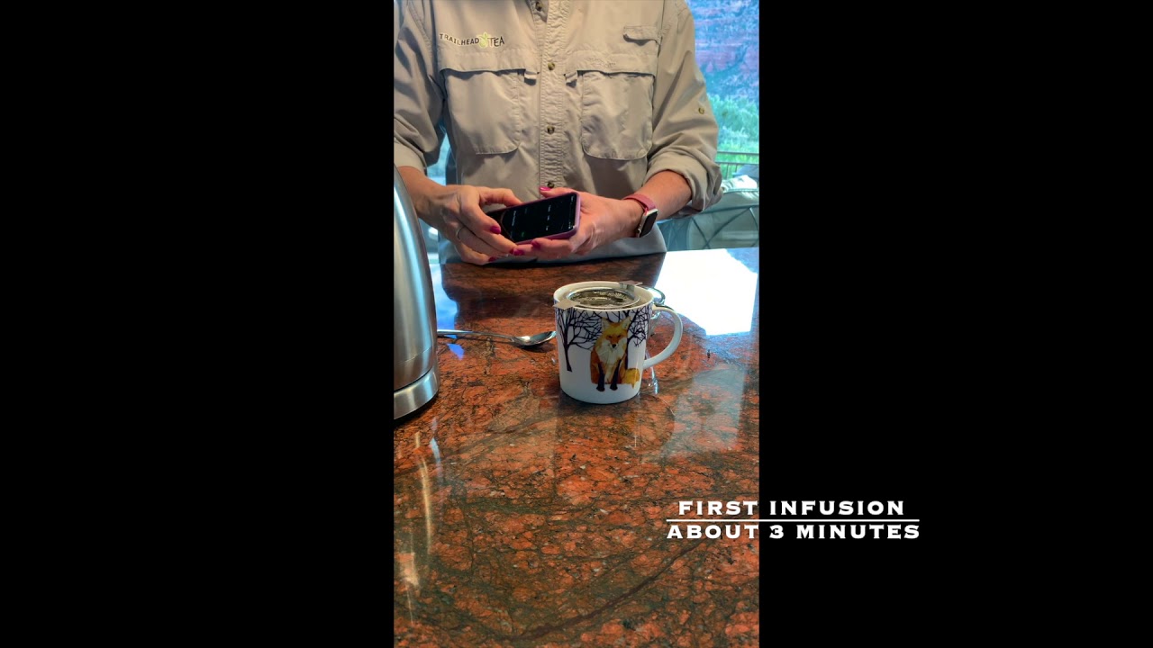 Brewing Ya Shi Xiang Dan Cong Oolong from Phoenix Mountain, Guangdong Province, China