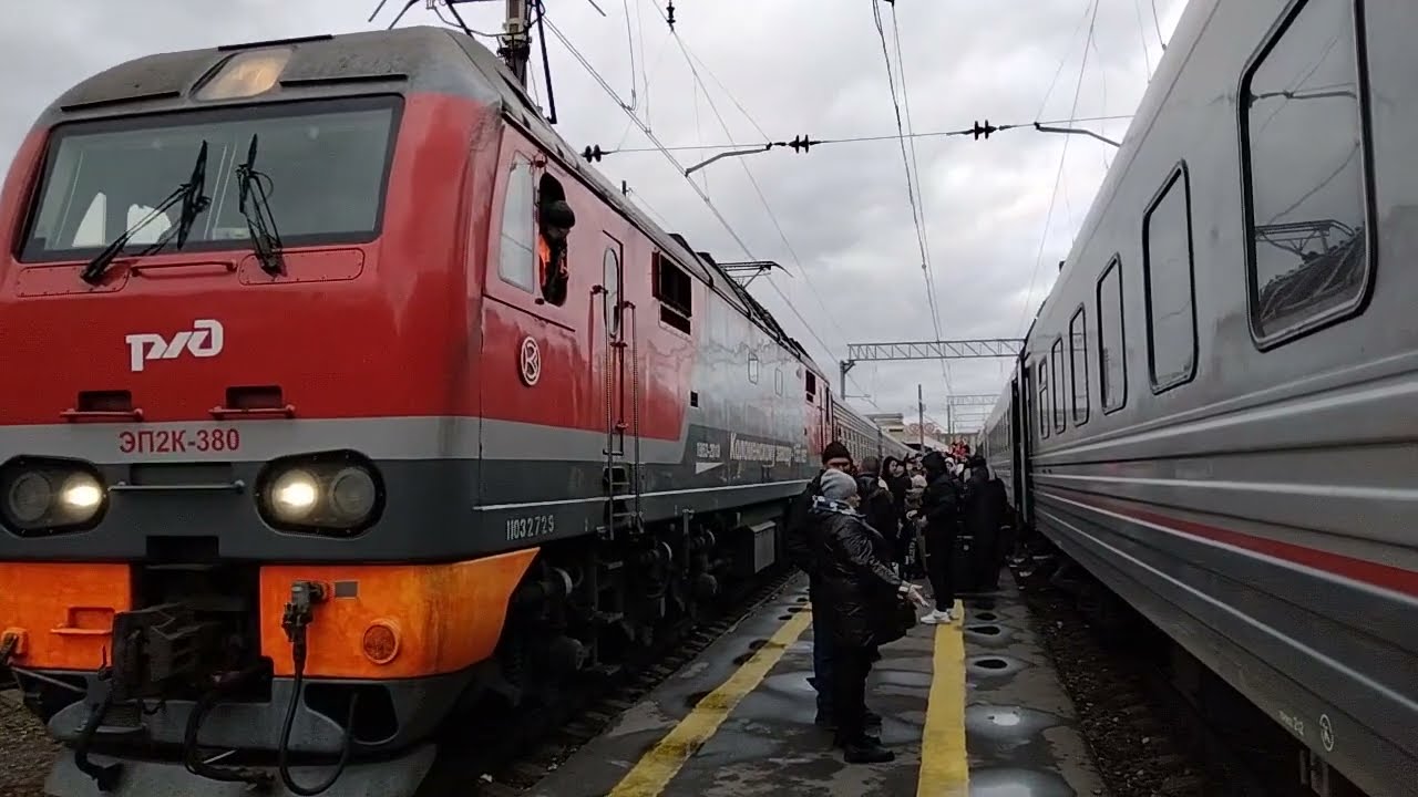 ЭП2К-380 с поездом Москва — Орск отправляется с Павелецкого вокзала
