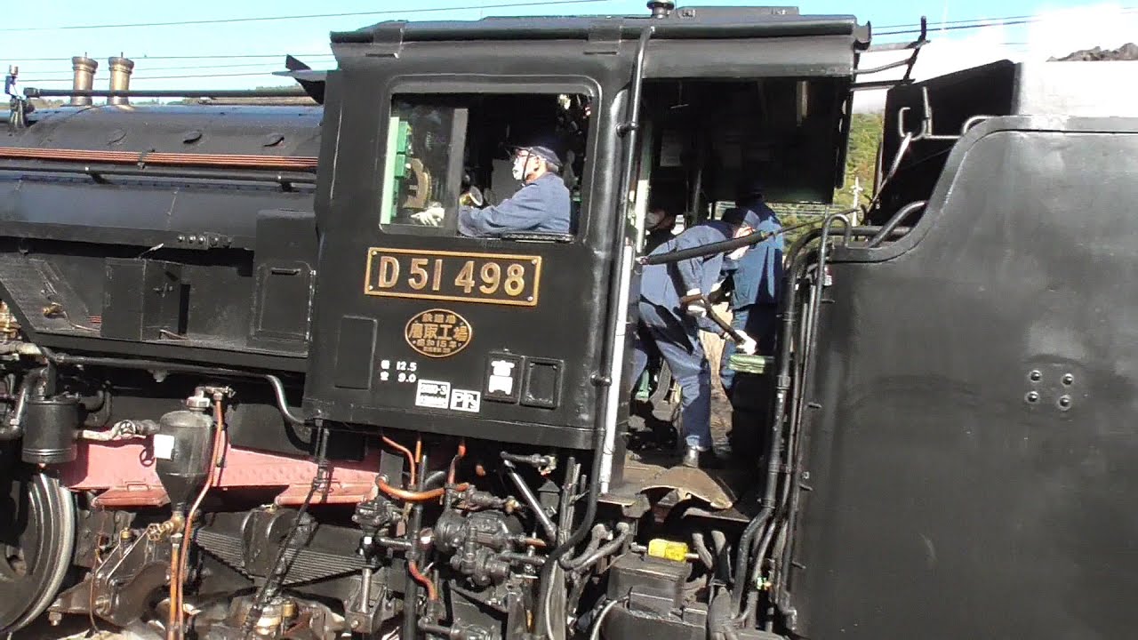 2020年12月28日　25パーミルの急勾配の頂上で後方の機関車へ大きな汽笛で合図する蒸気機関車D51 498　｢SL ぐんま よこかわ｣ 旧型客車6両＋EF64 1001　信越線 西松井田～横川 間