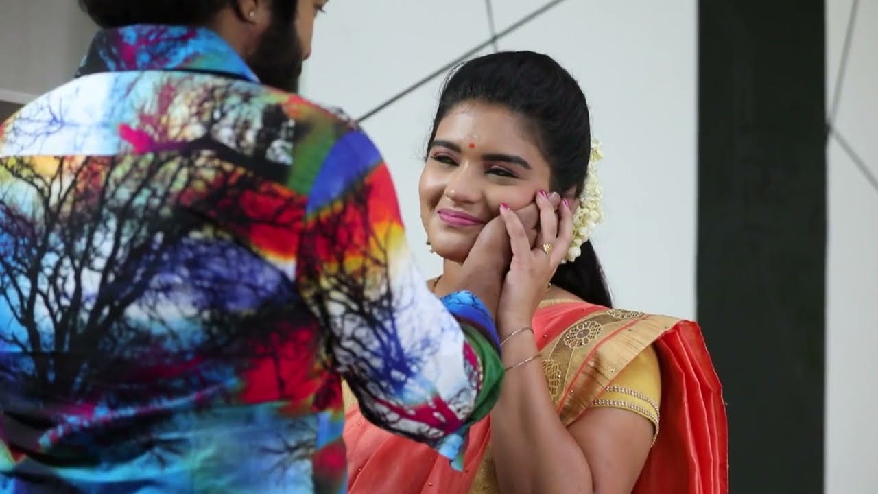 Parvathy and Adithya are happy to see the colour of the beads - Sembaruthi - Full Ep 523 - Zee Tamil