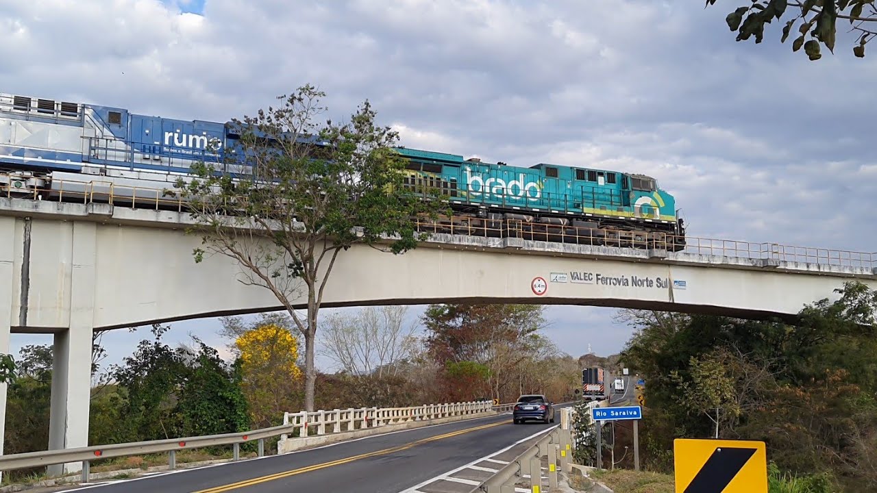 Ponte dupla: Trem passando sobre a BR-153 e o Rio Saraiva em uma cena incrível. Ferrovia Norte Sul