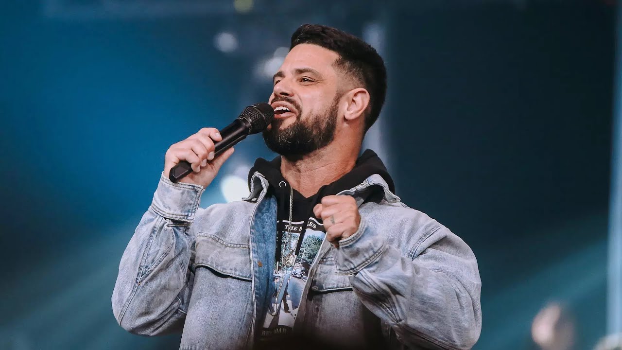 Steven Furtick Singing beautiful hymns