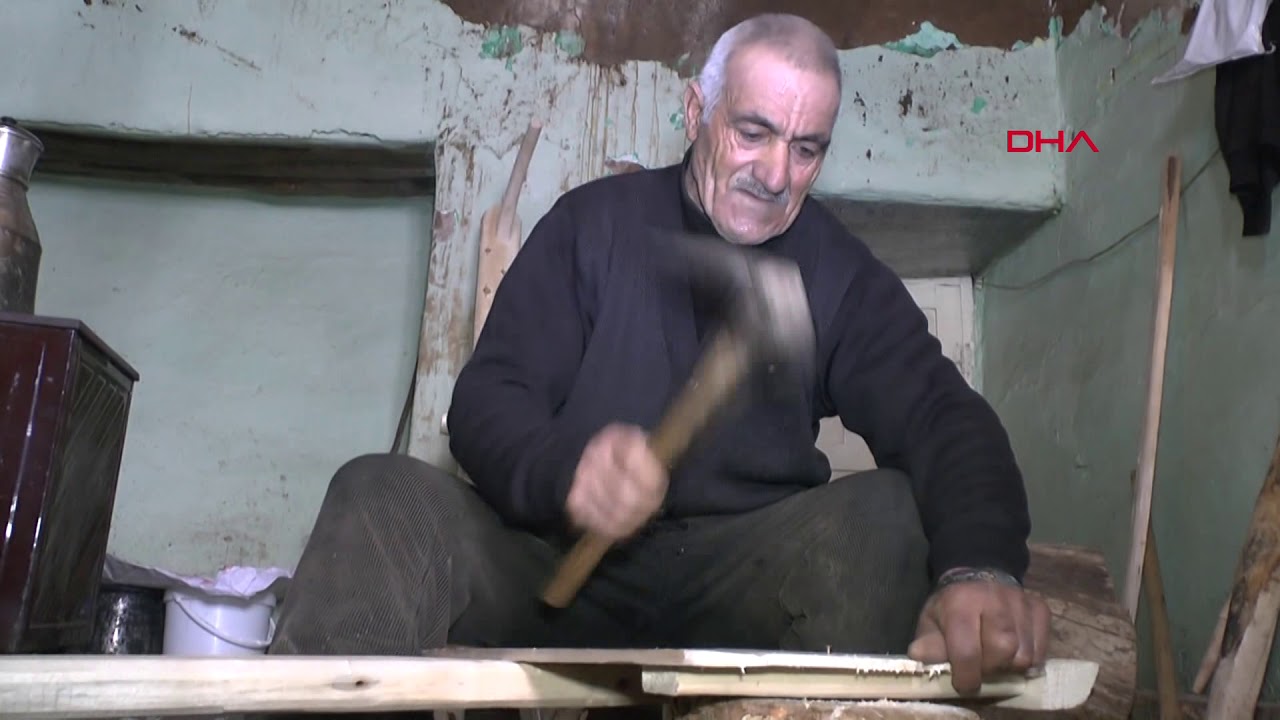 Yarım asırdır ahşap ürünler yaparak geçimini sağlıyor