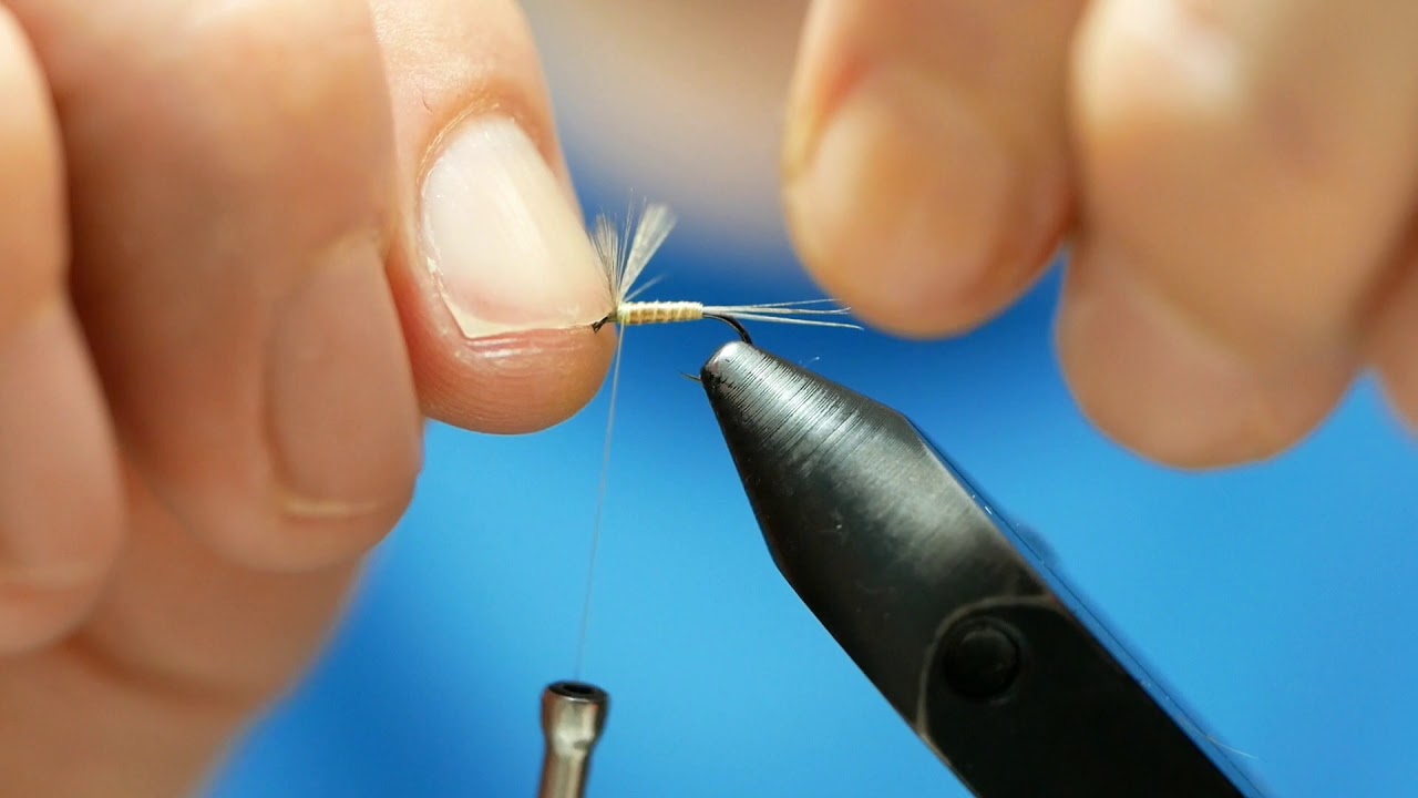 Fly tying traditional mayfly. Montaje de moscas: ef&eacute;mera cl&aacute;sica.