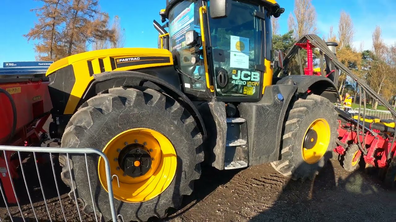 2024 JCB Fastrac 4220 iCON 6.6 Litre 6-Cyl Diesel Tractor (235 HP) JSE Systems Vaderstad MMS 2024