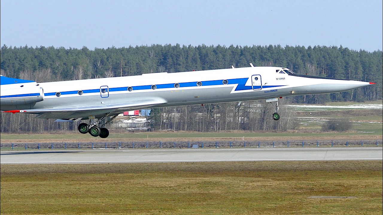 Редкий зверь Ту-134УБЛ сделал низкие проходы стрелой и шикарную посадку. Настоящий супер джет.