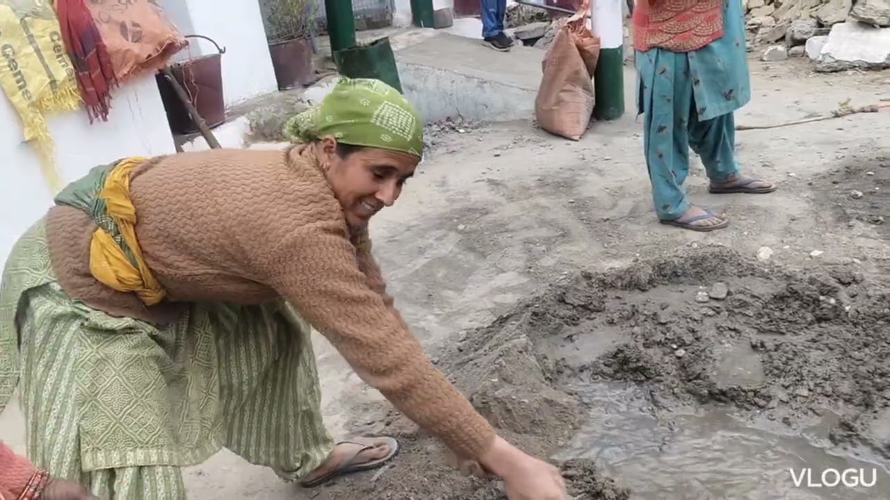 महिलाओं द्वारा मिलजुलकर किए जाते हैं गांव के सभी काम।☺️