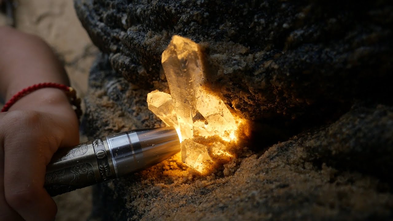 Crystal stone/color/quartz/Citrine/surprise purple crystal in the beach