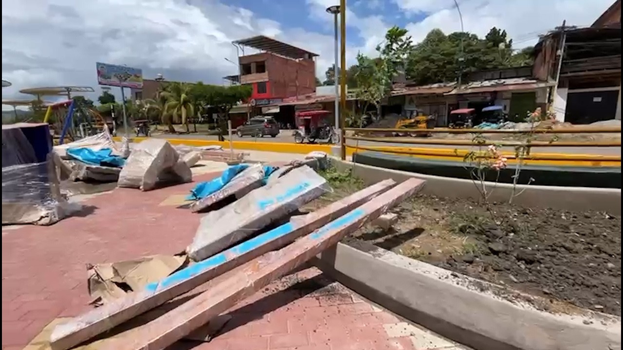 Vecinos de la llamada Av  La Peruanidad sañalan que alameda está abandonada