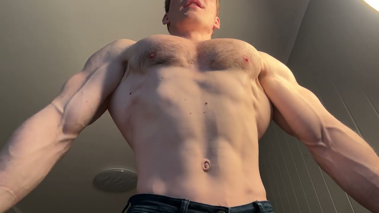 Молодой бодибилдер демонстрирует свои мышцы прямо над тобой! 💪