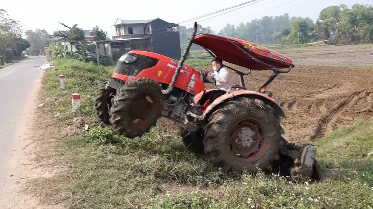 KUBOTA M6040SU HỌC LÁI LÊN BỜ CAO VÀ CÁI KẾT...! máy cày, xe máy cày, may cay, máy cày ruộng