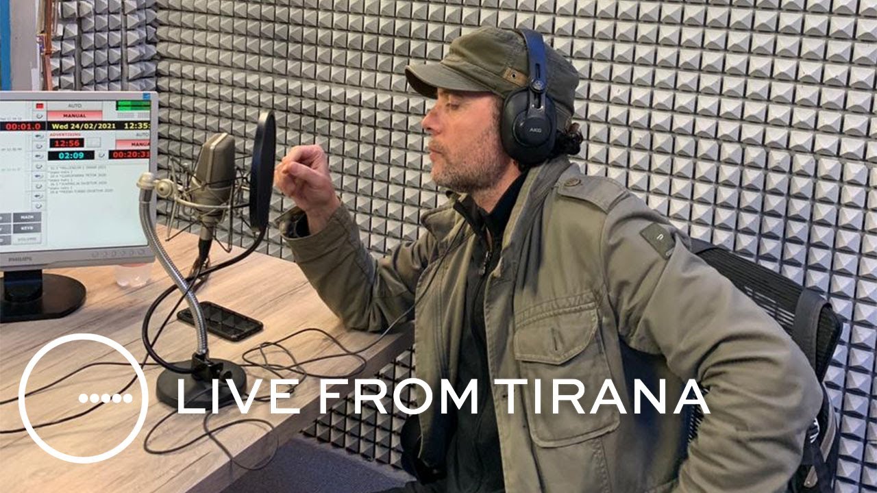 Laert Vasili na sjell pesë filmat e tij të preferuar që do t’ju mbërthejnë pas ekranit!