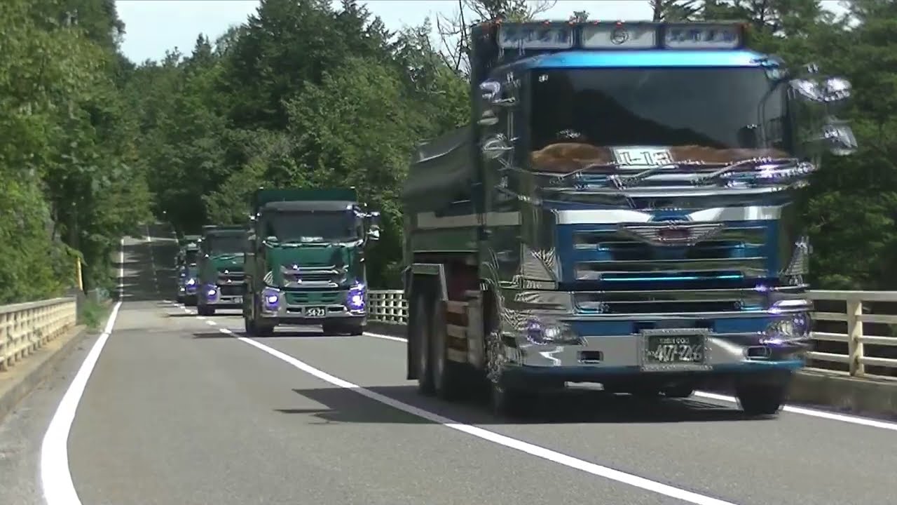 高瀬ダムから土砂を搬出するダンプカー群