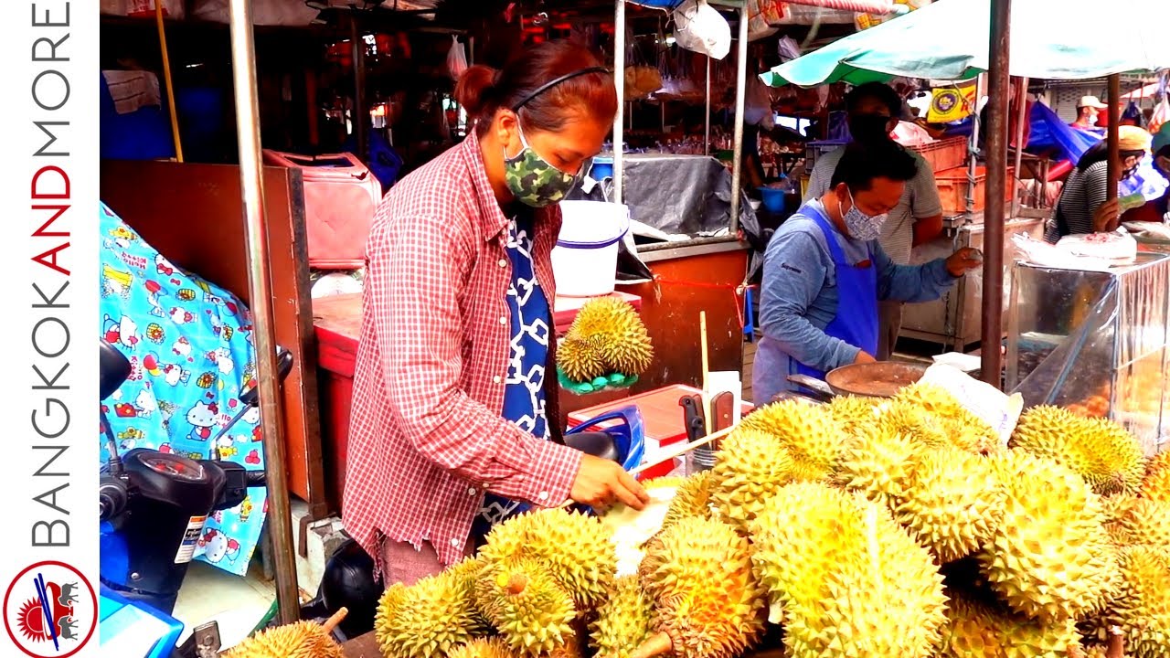 DURIAN FRUIT нарезает на рынке в Бангкоке