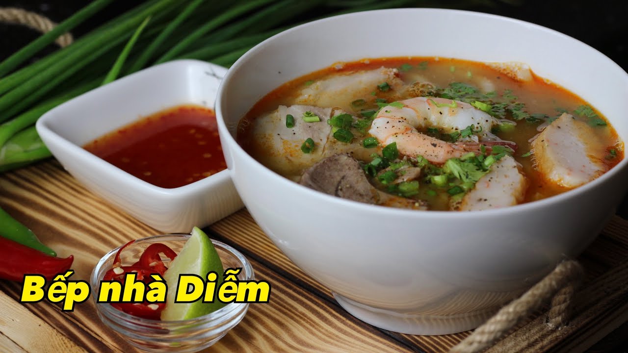 Bánh canh cua giò heo - Vietnamese udon noodle soup | Bếp Nhà Diễm |