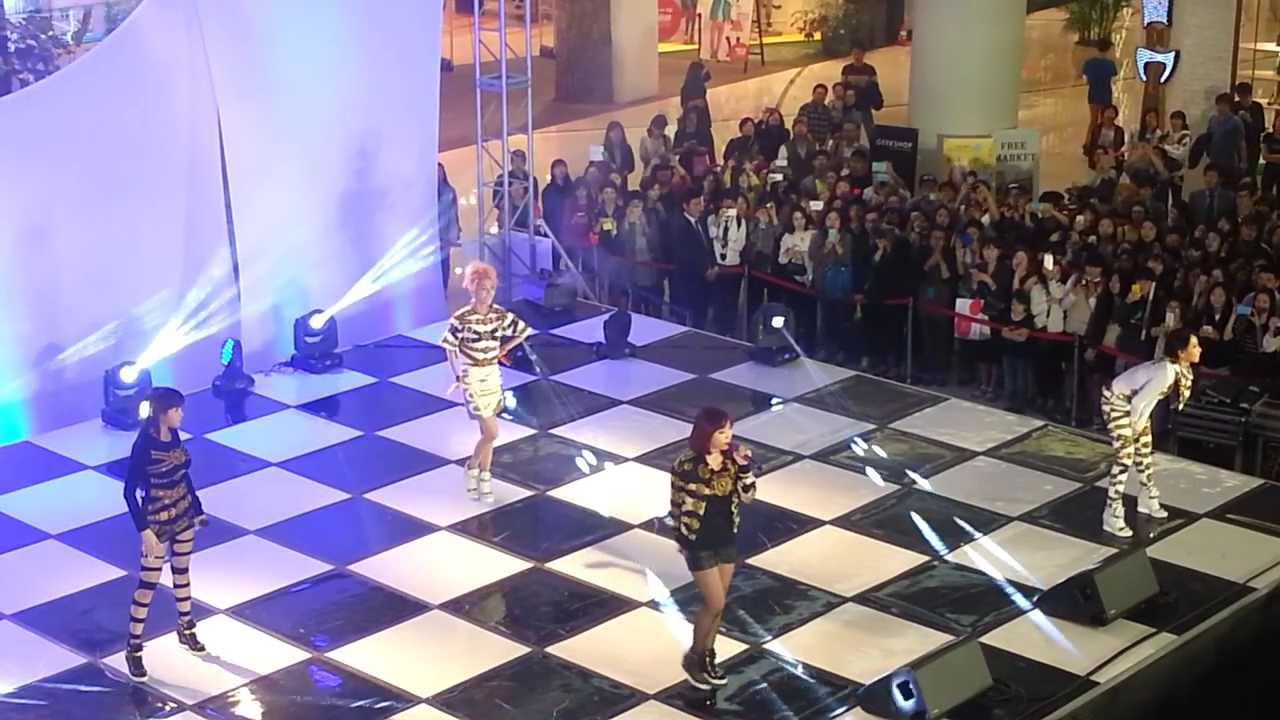 20130930 2NE1 Mini Concert at Times Square Mall