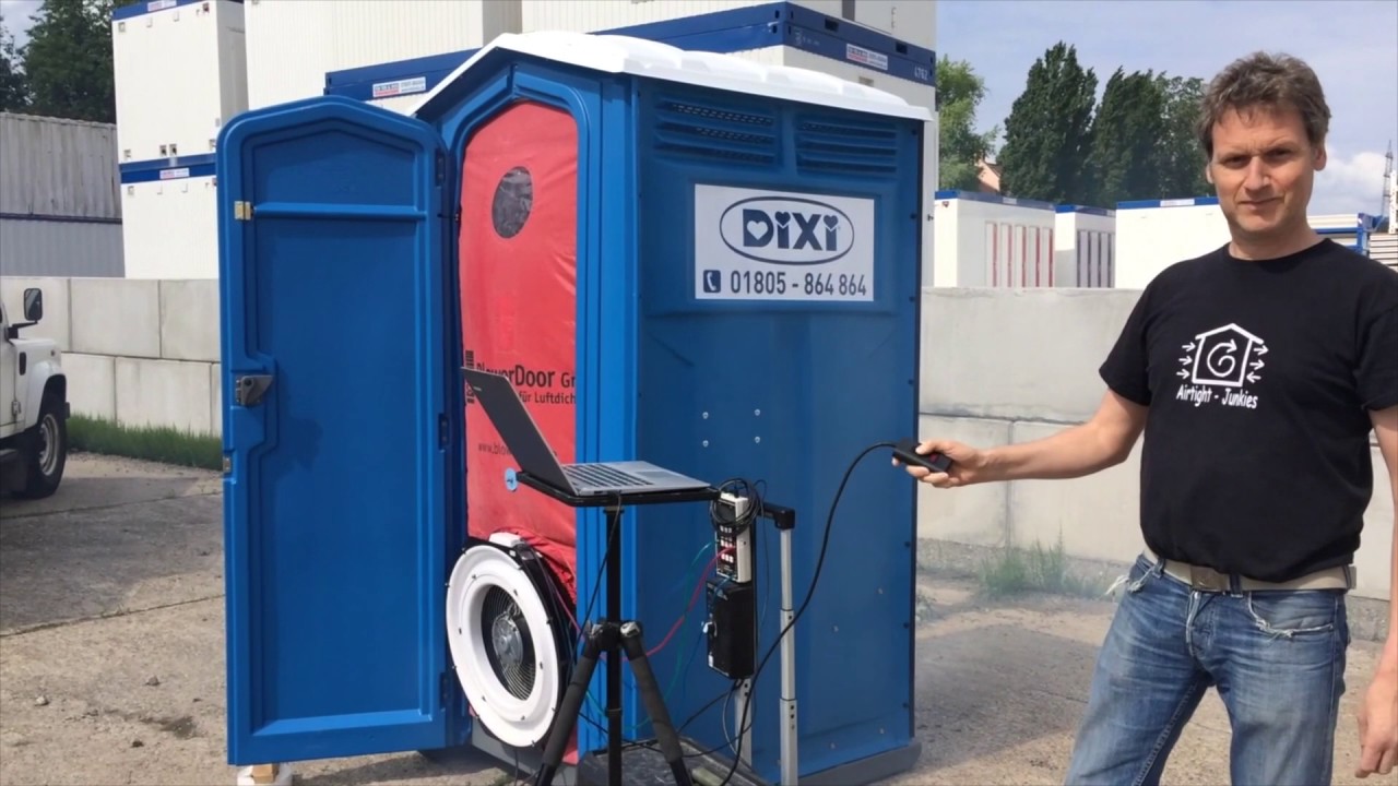 Blower-Door-Test: Luftwechselrate eines Dixi-Klo   🚻🧻 |Luftdichtheit-geprueft.de