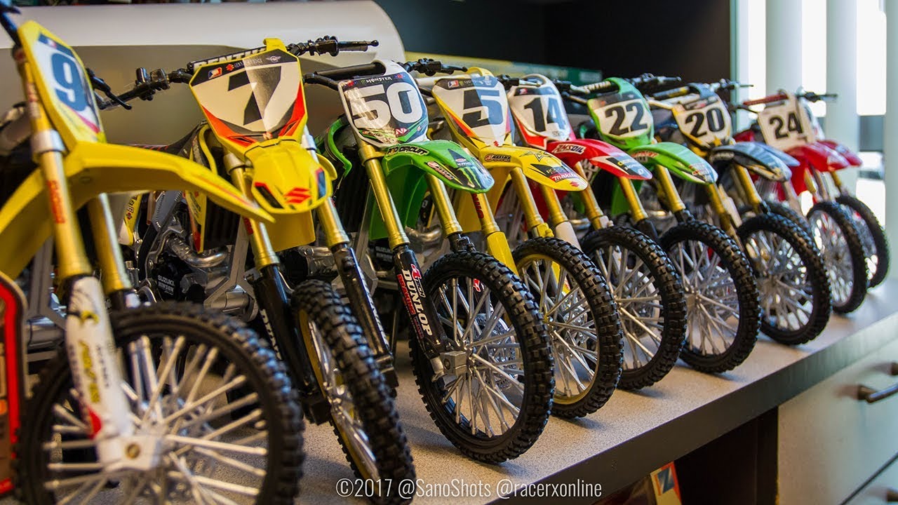 Фильмы Racer X: на месте с New-Ray Toys