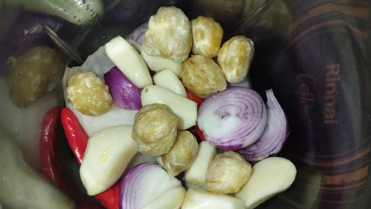 bumbu wajib perbawangan, kemiri dan cabe 