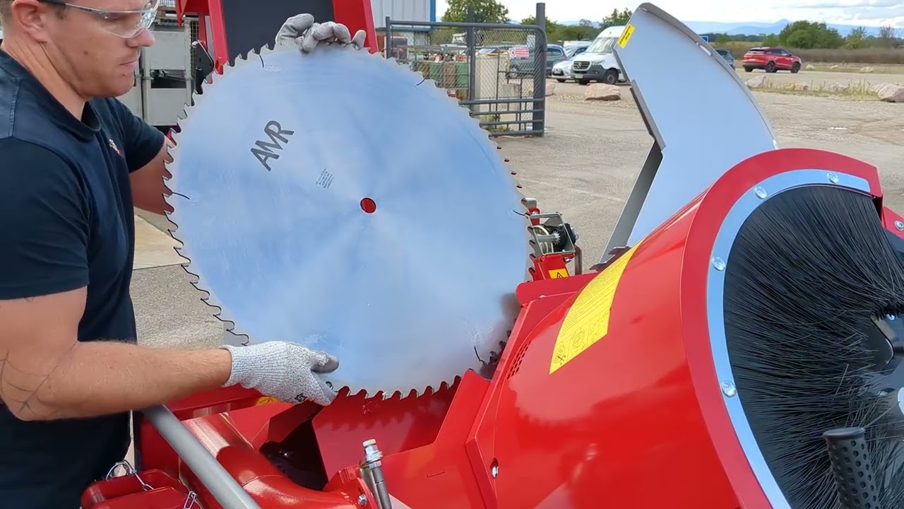 Changing the blade of an AMR drum saw