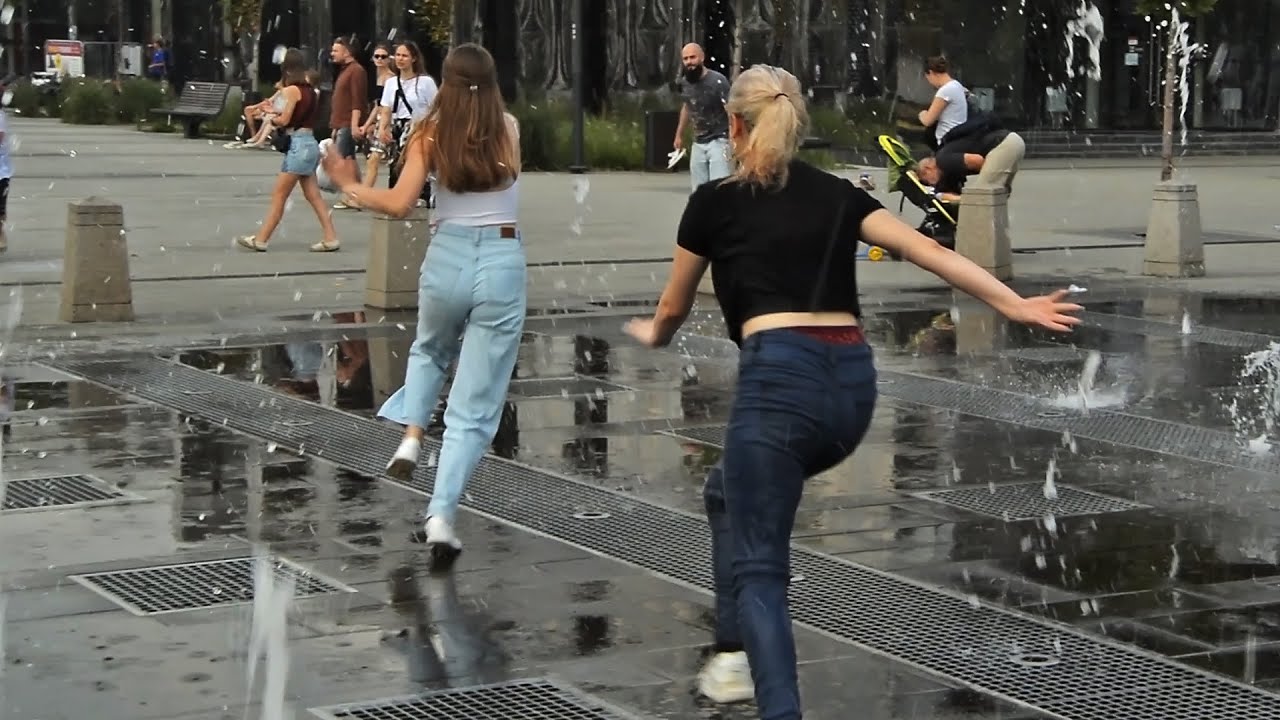 Girls and a fountain, or Wet jeans and T-shirts-1! / Девушки и фонтан, или Мокрые джинсы и майки-1!