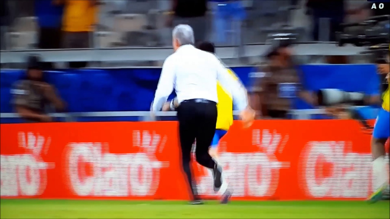 Tite comemorando o gol do Brasil contra a Argentina.