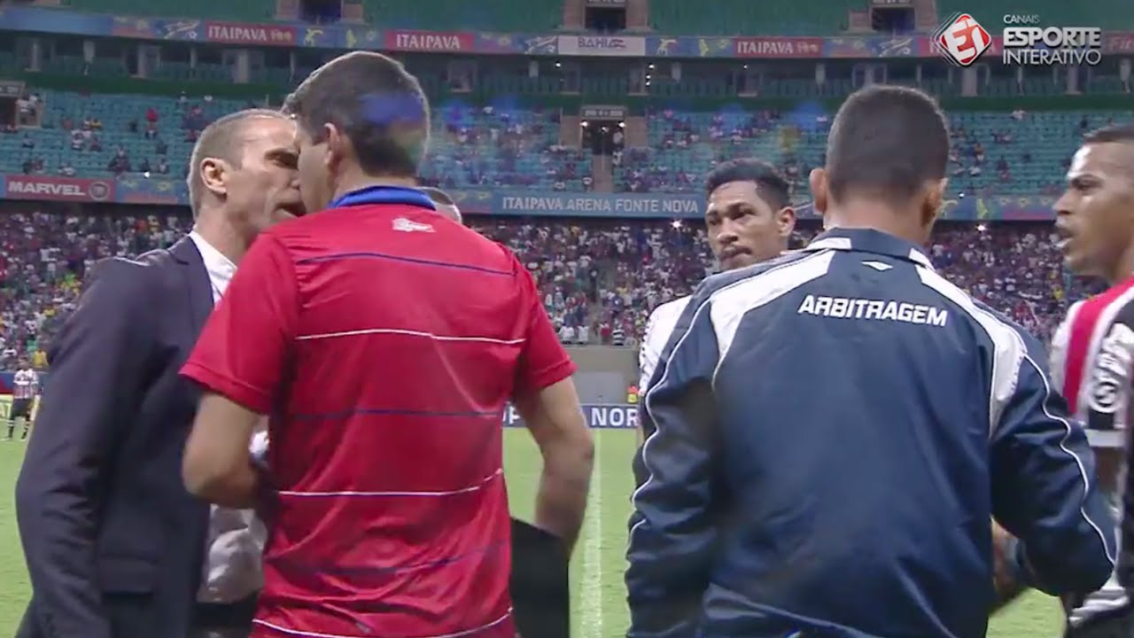 CENAS LAMENT&Aacute;VEIS! Milton Mendes d&aacute; cabe&ccedil;ada &agrave; la Zidane!