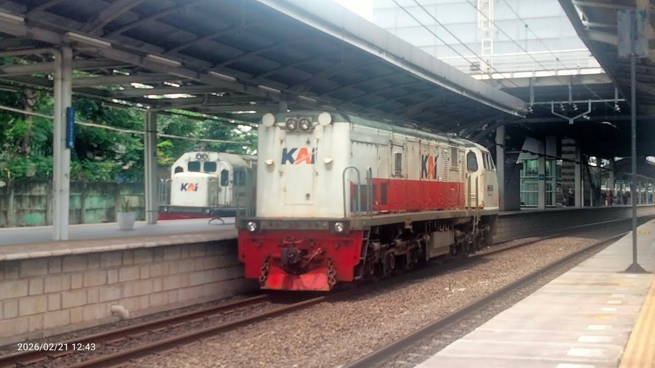 KA Sawunggalih Masuk Jalur 8 KA Kalimas Cargo 2511 Membawa Kabus baru dari Semarang pelabuhan 