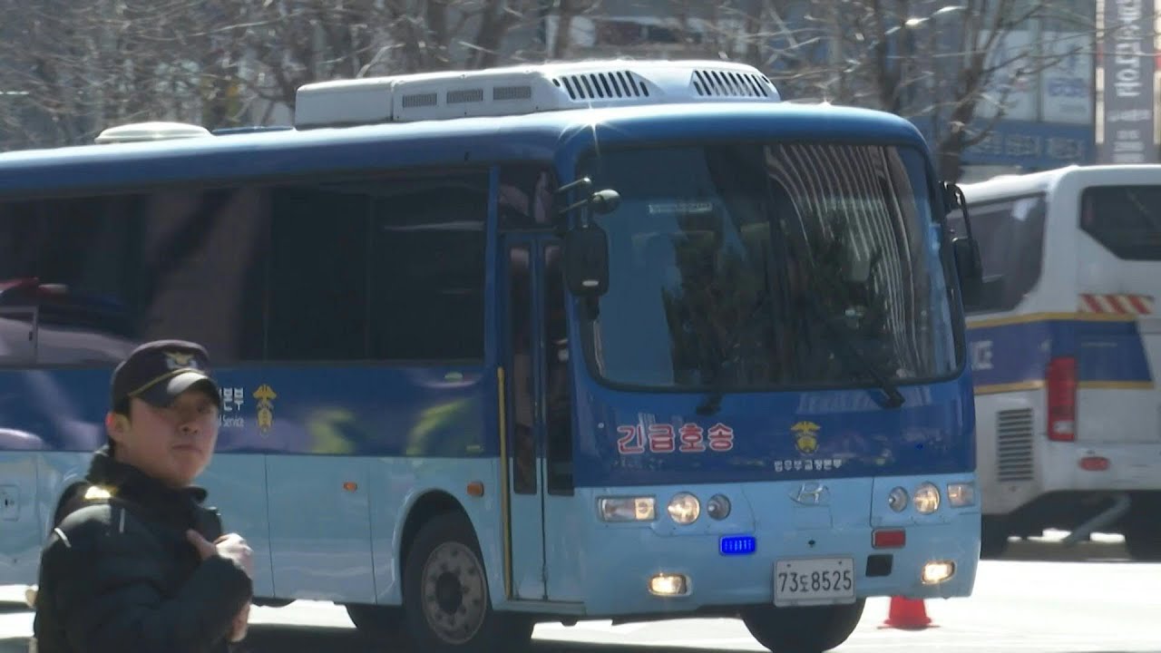 S. Korea: Convoy arrives at court as judges weigh death sentence for Yoon | AFP