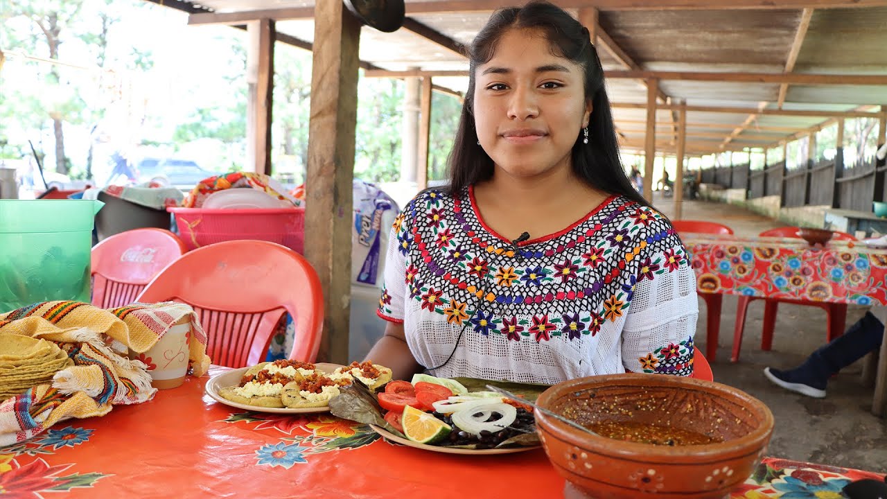 Guatemalteca probando por primera vez comida típica de Chiapas México desde los lagos de Montebello.