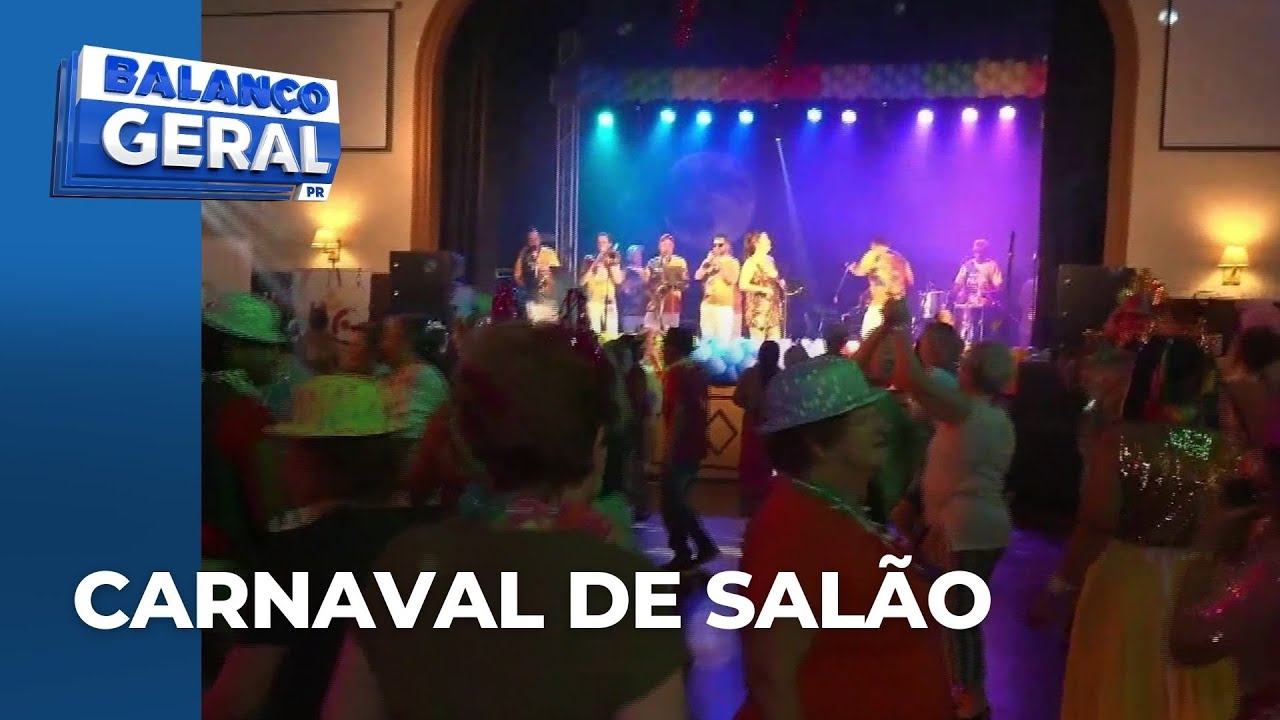 Tradicional baile de Carnaval de salão em Curitiba mostra que folia não tem idade