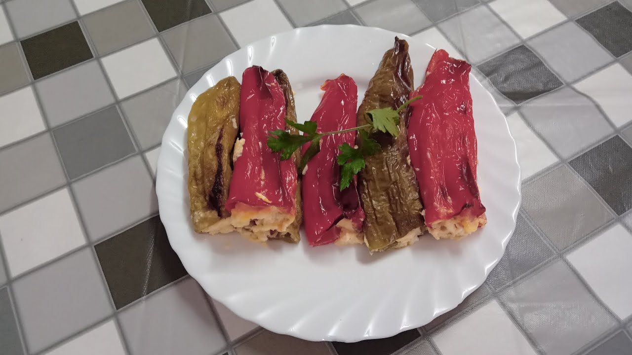 ПЪЛНЕНИ ЧУШКИ СЪС СИРЕНЕ И ЯЙЦА НА ФУРНА