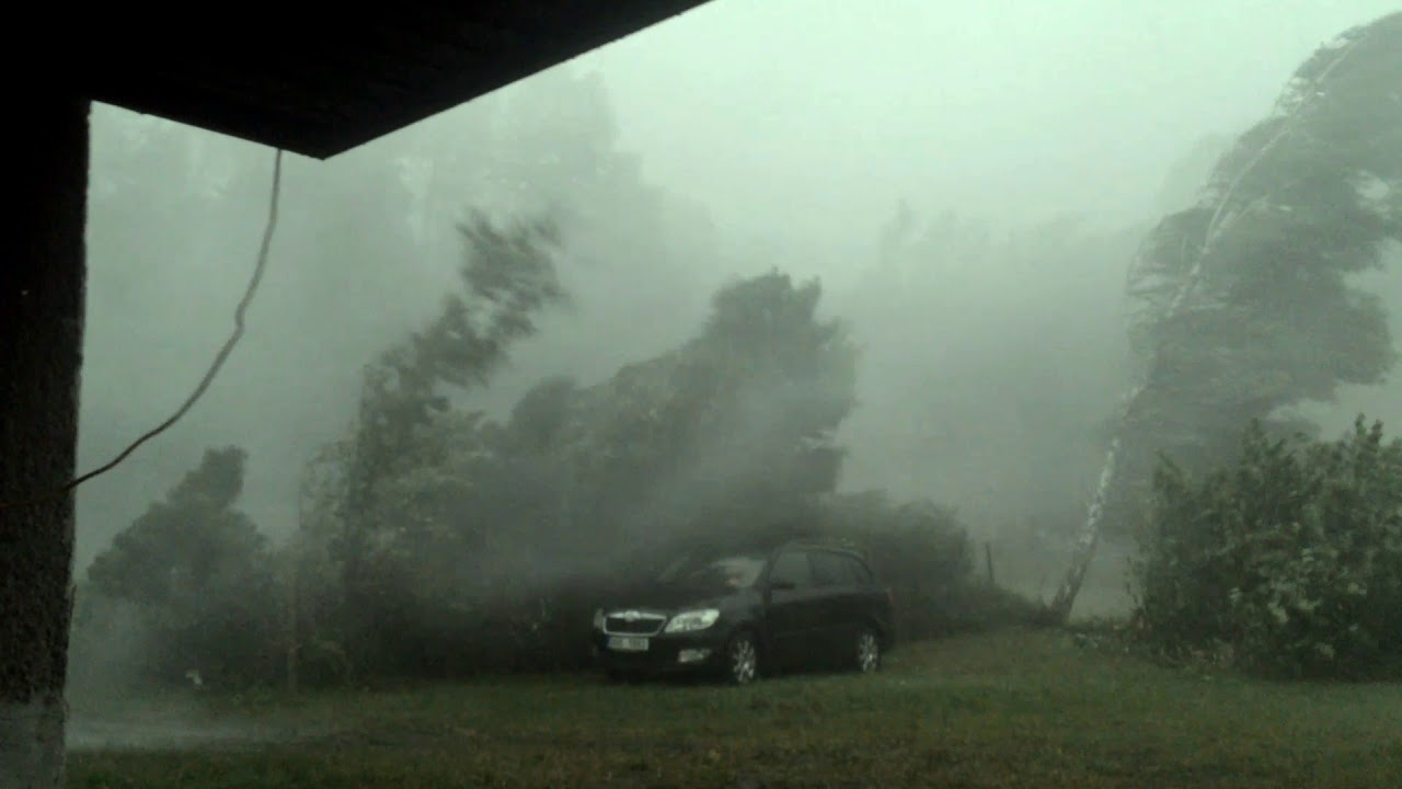 Na Trutnovsku se objevilo tornádo., strhávalo střechy i stromy.