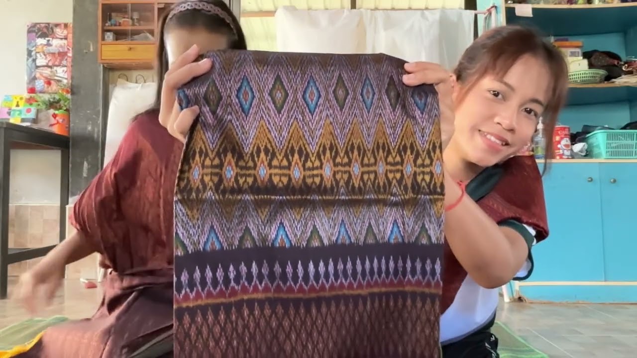 วิชาภูมิปัญญาไทยและแพทย์ทางเลือก “การทอผ้าไหม“ โดย 20 ธารารัตน์ แก้วเกิด และ 18 ธนพร พลรักษ์