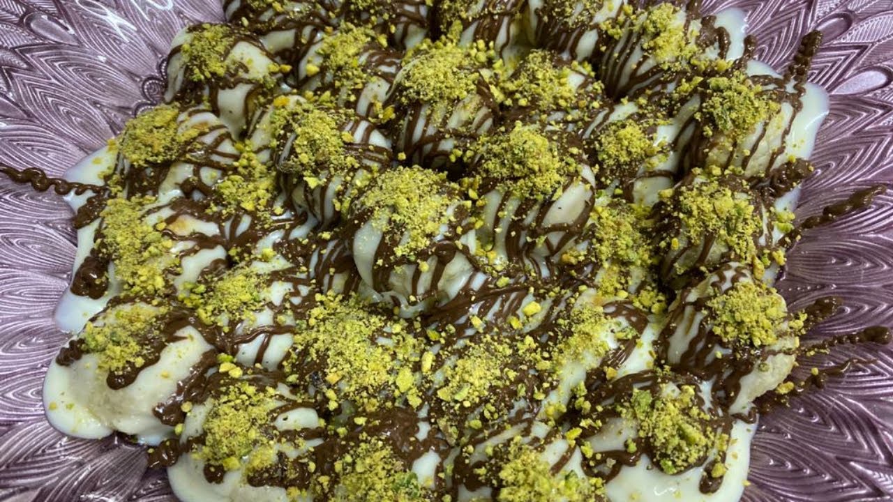 كرات باف باستري المحشية بالجبن والمغطاة بالصوص الأبيض الرهيب، Puff Pastry Balls Stuffed With Cheese