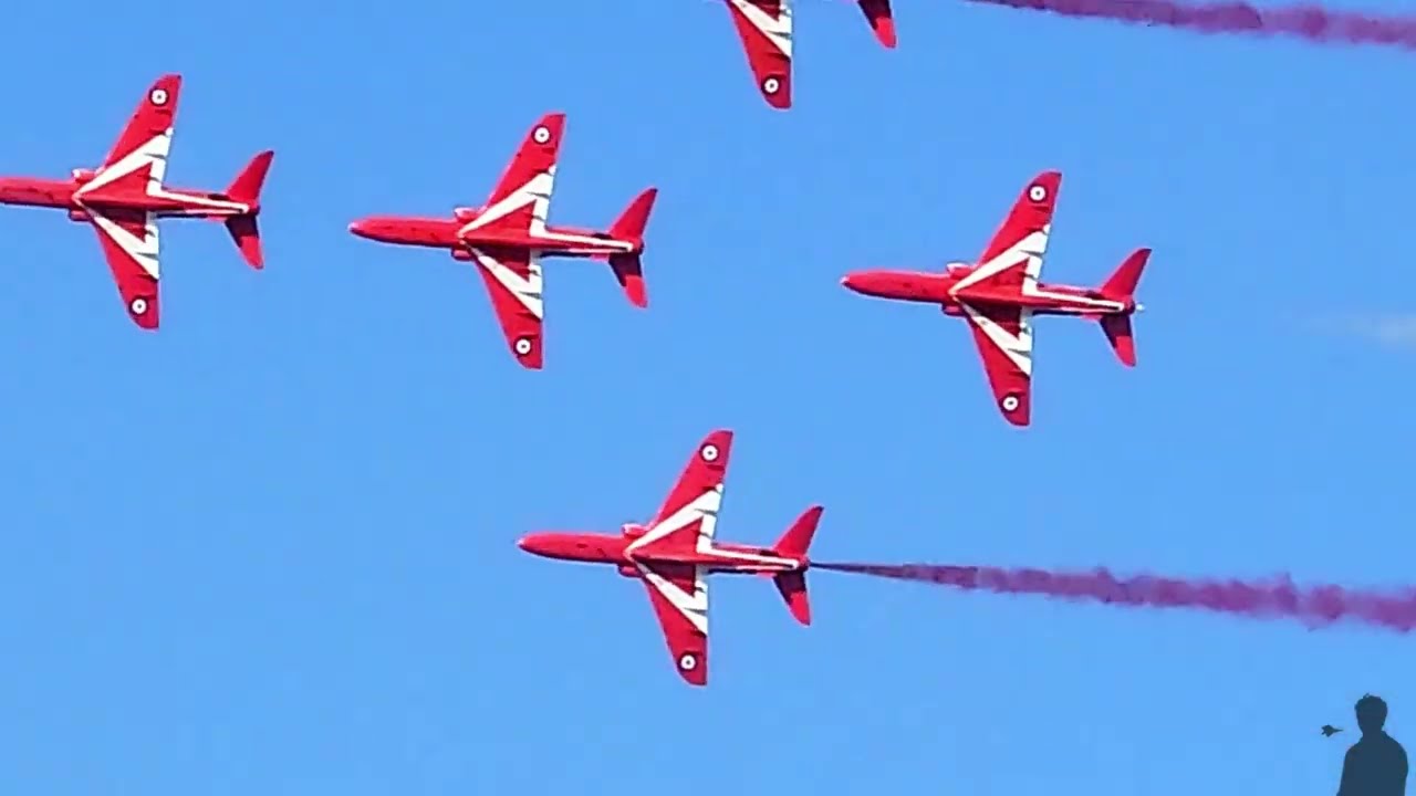 Red Arrows Dazzle the Skies! Unforgettable Aerial Mastery at London Airshow 2024