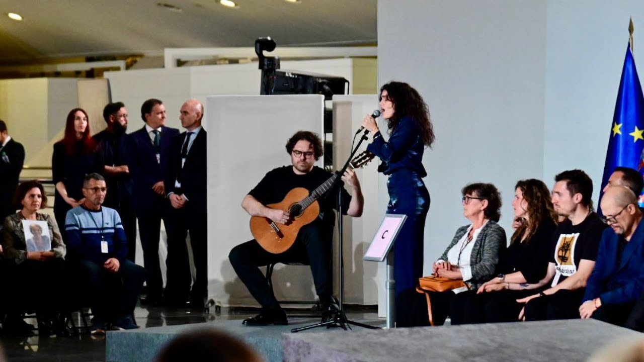 La Maria emociona en el funeral d'estat cantant 'Mon vetlatori’
