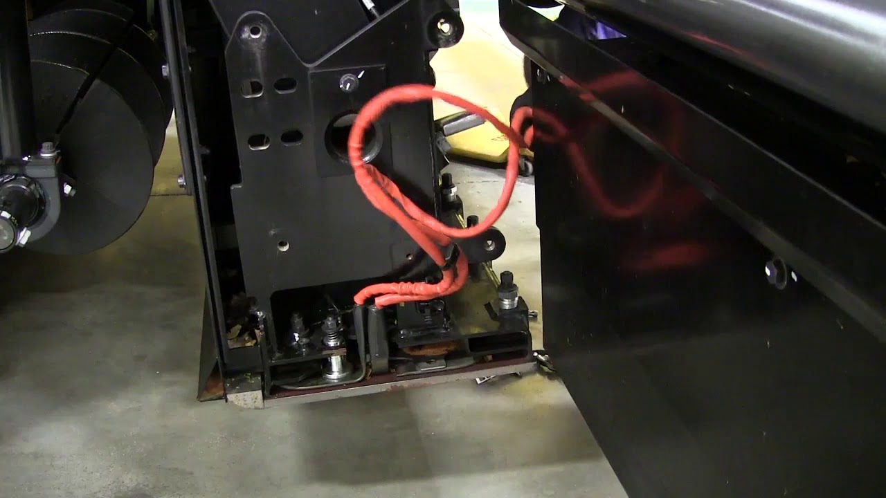 How to Replace Cat® SE60V Asphalt Screed Main Plate Heating Elements