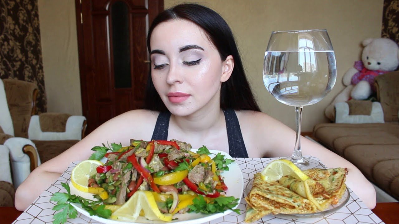 КАКОЕ БЫЛО МОЕ ДЕТСТВО / MUKBANG asmr / САЛАТ ТБИЛИСИ Ayka Emilly