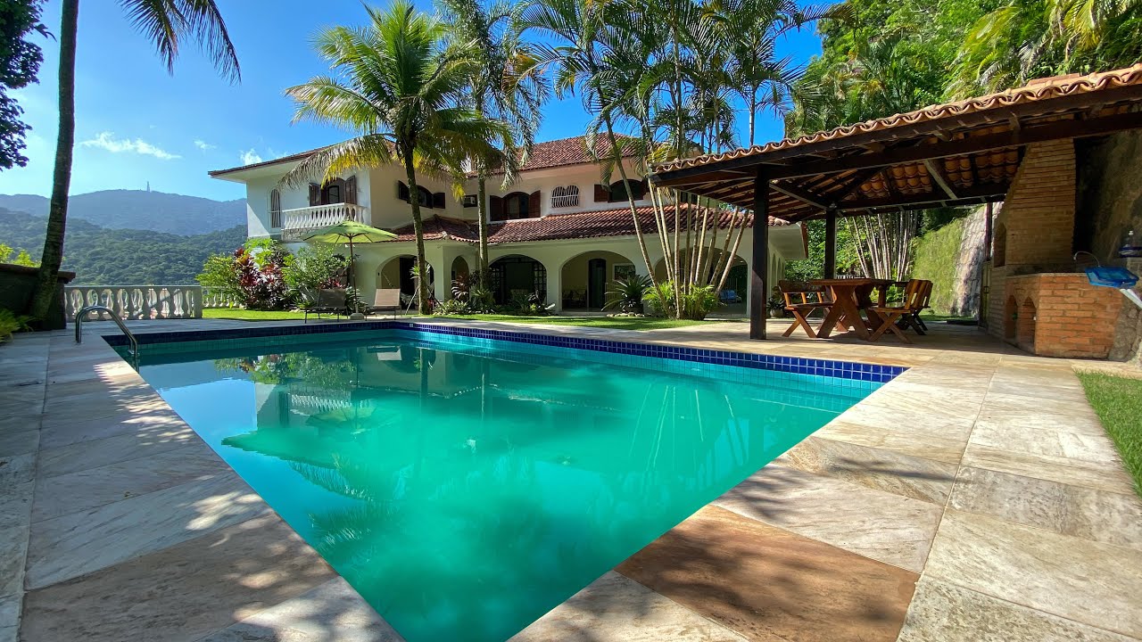 [VENDIDO] Mansão singular reformada à venda no Alto da Gávea por R$3.300.000,00
