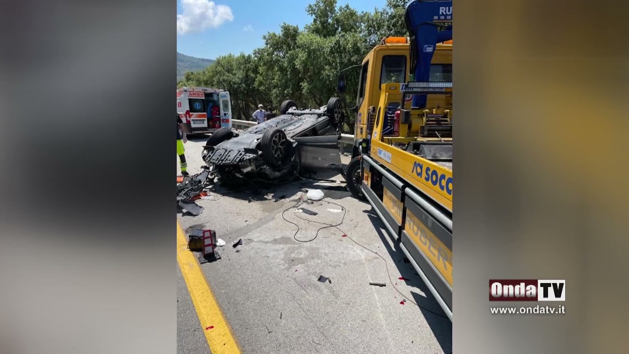 Violento incidente in autostrada, auto si ribalta sull'A20