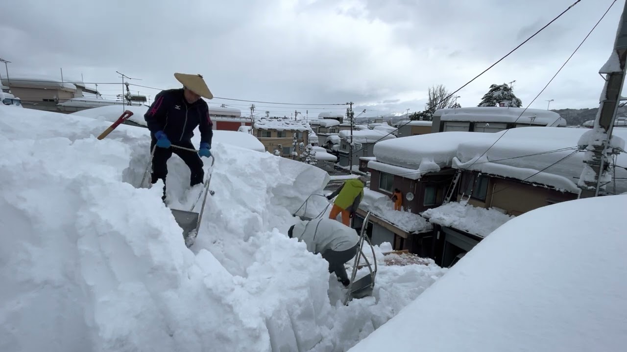 令和4年2月6日　町内会館の雪下ろし（無編集）Life with Snow