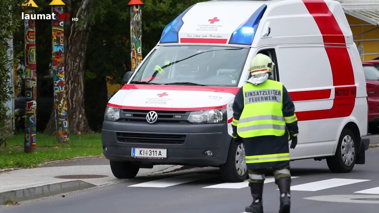 Autolenker erlitt w&auml;hrend Fahrt in Ried im Traunkreis internen Notfall