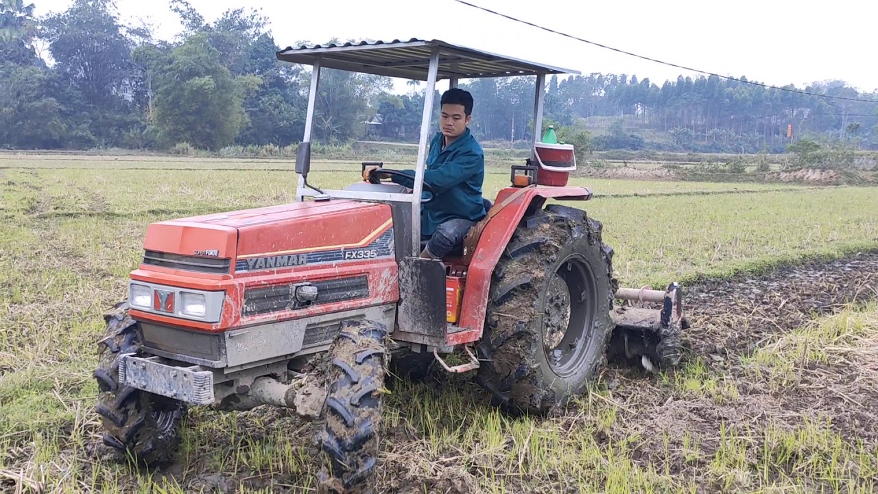 Máy cày yanmar làm việc trên cánh đồng lúa thiếu nước tài xế gặp nhiều khó khăn