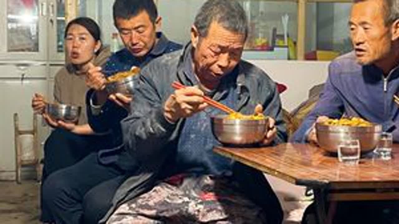 大春家继续上山收土豆，忙活一天，晚饭吃大米猪肉烩菜，味道不错